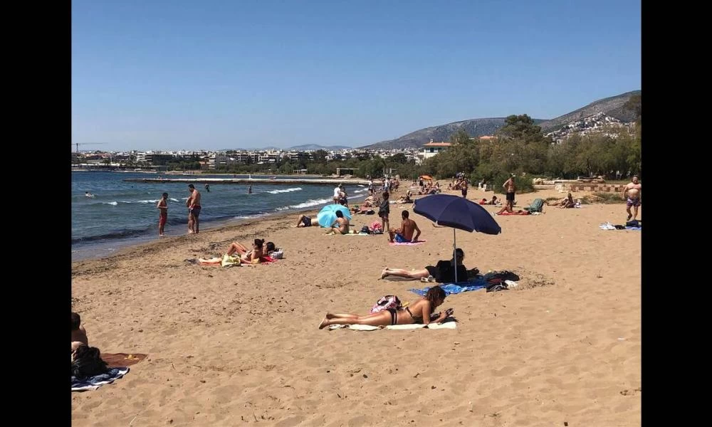 Καλοκαίρι "μύρισε" και πλήθος κόσμου ξεχύθηκε στις παραλίες της Αττικής (εικόνες)
